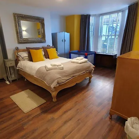 Seaside Hideaway - Free Onstreet Parking *