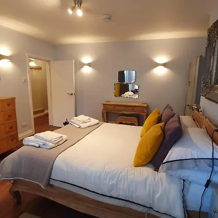 Seaside Hideaway - Free Onstreet Parking Holiday home *