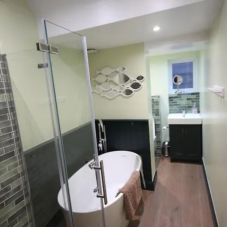 Seaside Hideaway - Free Onstreet Parking Holiday home *