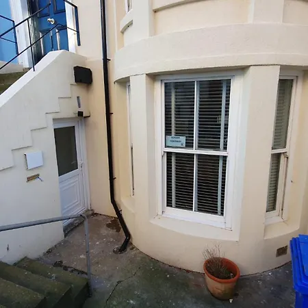 Seaside Hideaway - Free Onstreet Parking 度假居 *