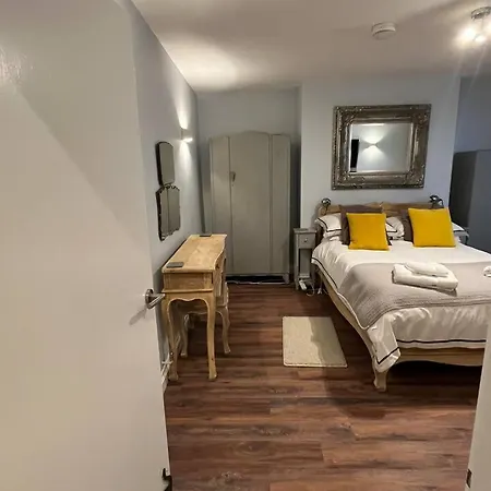 Seaside Hideaway - Free Onstreet Parking Holiday home *