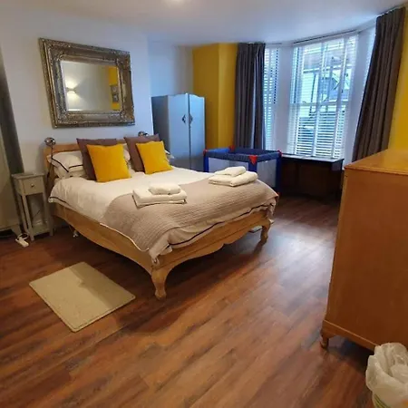 Seaside Hideaway - Free Onstreet Parking *