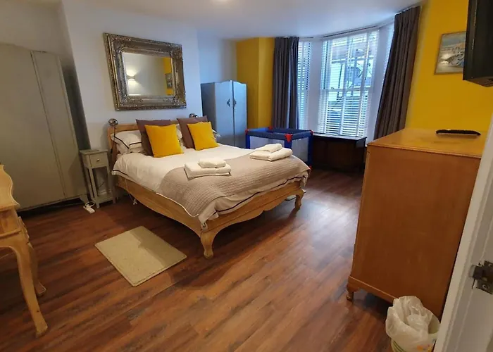 Seaside Hideaway - Free Onstreet Parking *