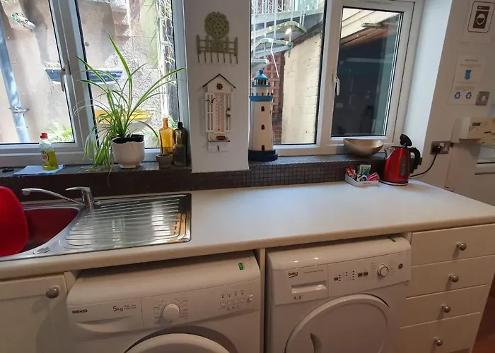 Seaside Hideaway - Free Onstreet Parking בית נופש *